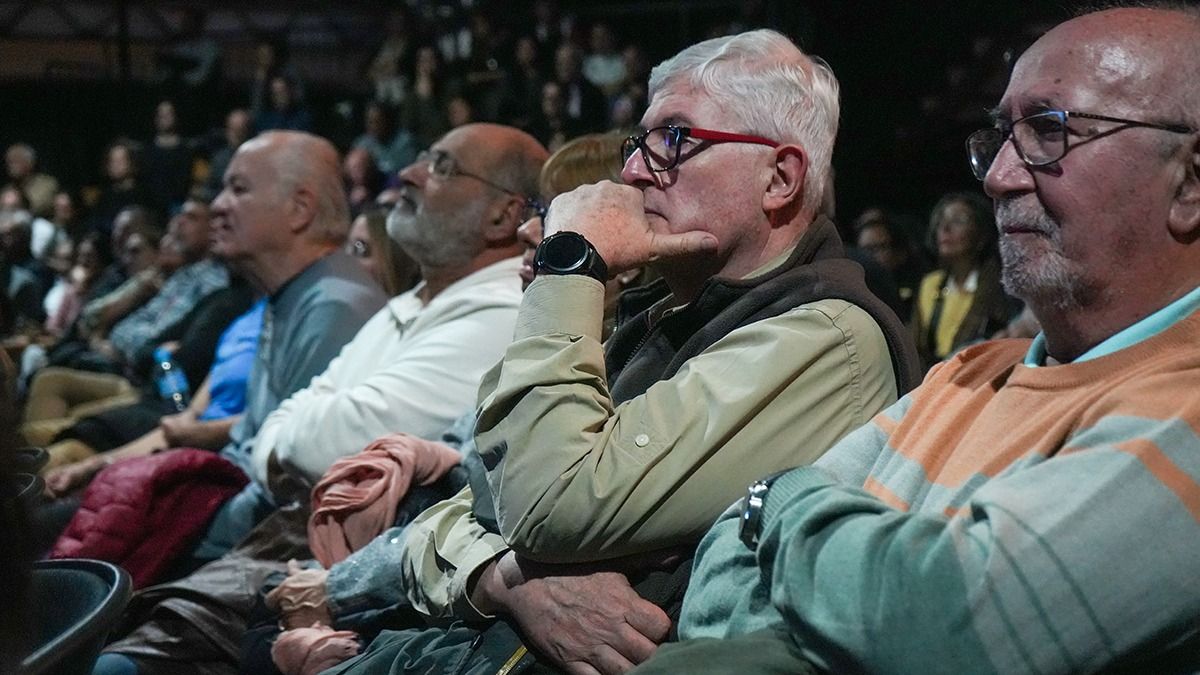 En su mayoría hombres asistieron a la charla de Granados en la Nave Cultural para festejar los 20 años de En su mayoría hombres asistieron a la charla de Granados en la Nave Cultural para festejar los 20 años de
