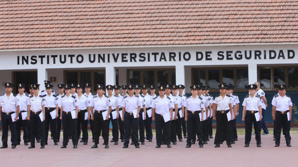 El cadete de policía César Gómez fue herido de bala por su instructor durante una práctica en la sede de San Carlos del IUSP. El cadete de policía César Gómez fue herido de bala por su instructor durante una práctica en la sede de San Carlos del IUSP.