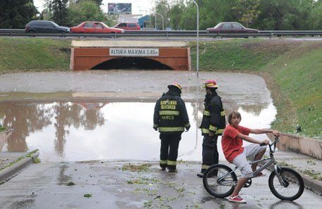 El Gran Mendoza colapsó por la tormenta de lluvia y granizo y las principales calles quedaron intrasitables
