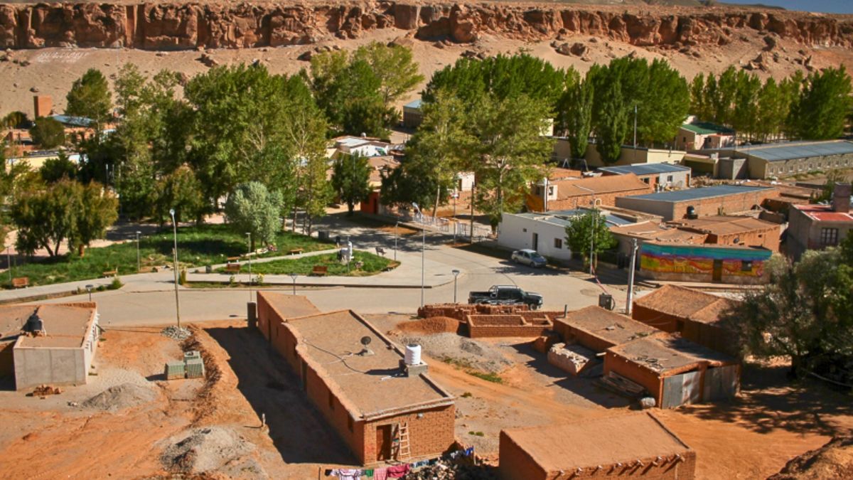 El pueblo tiene menos de un centenar de habitantes. El pueblo tiene menos de un centenar de habitantes.
