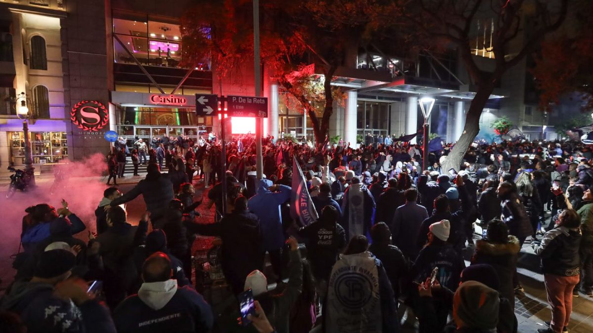 Los hinchas de la Lepra le hicieron el aguante a su equipo.