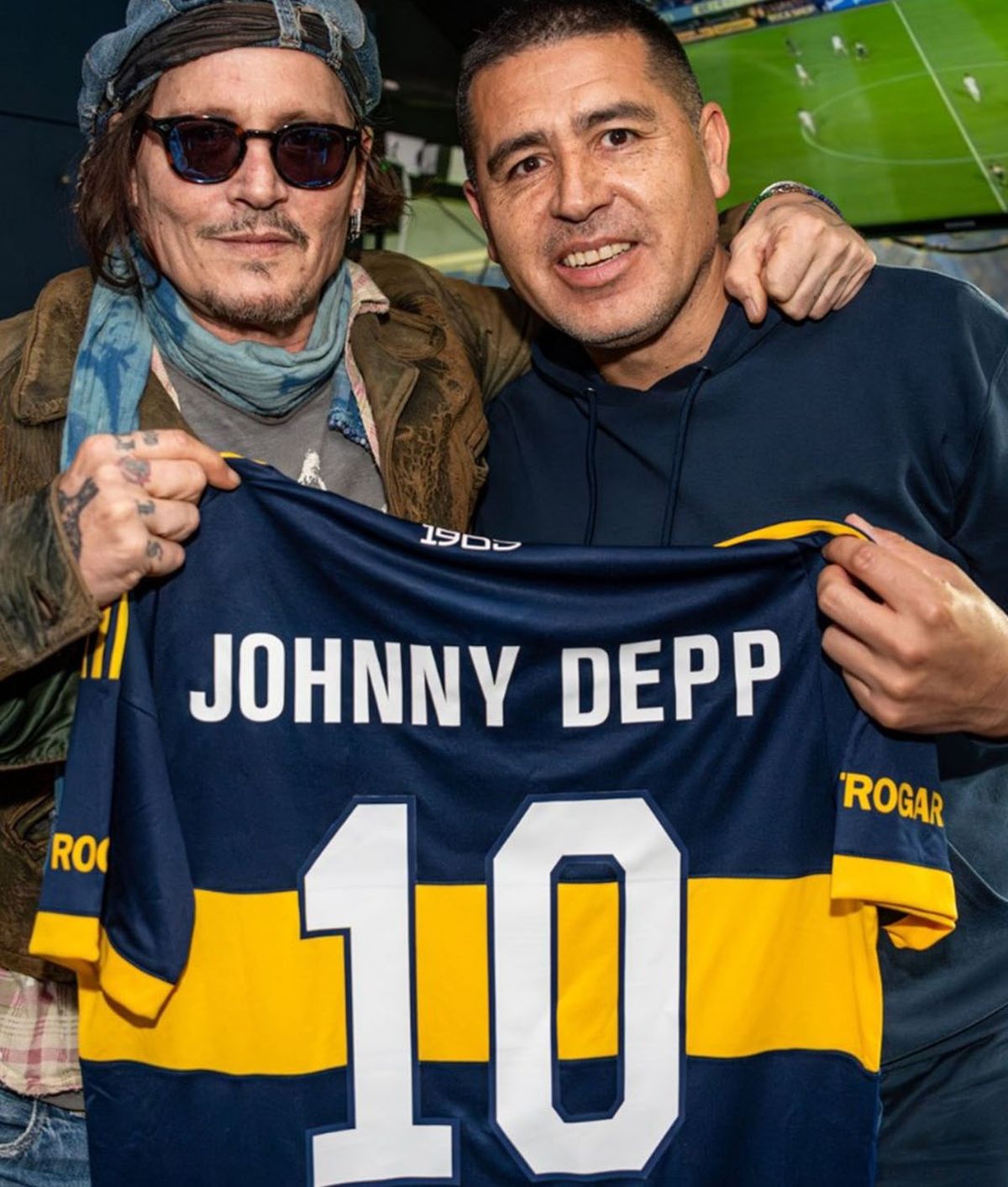 Juan Rom&aacute;n Riquelme recibi&oacute; a Johnny Depp en La Bombonera.