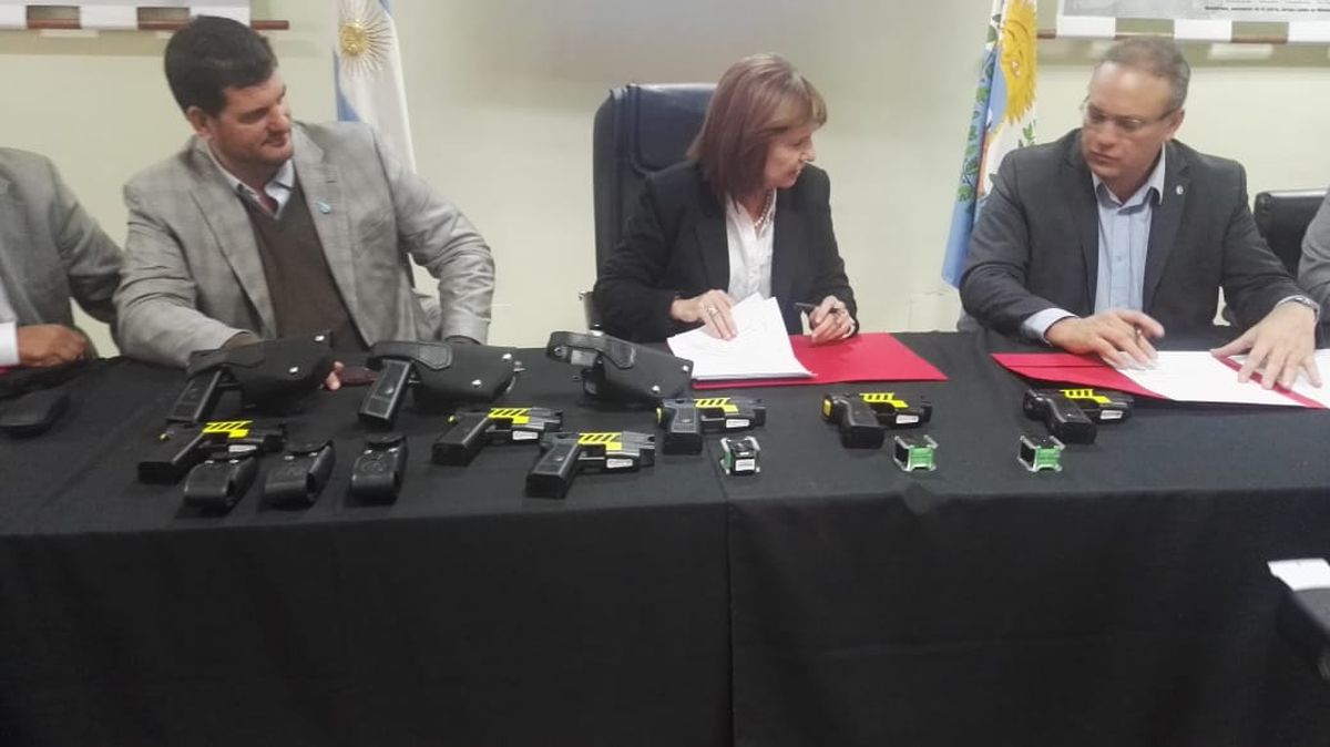 En el 2019 la ex ministra de Seguridad, Patricia Bullrich firmó un convenio con su par mendocino, Gianni Venier para el uso de pistolas Taser. En el 2021 el PRO presentó un proyecto para que la policía mendocina las usara, pero el gobernador Rodolfo Suarez le bajó el pulgar y quedó cajoneado en la Legislatura.
