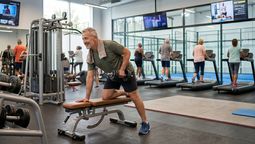 El estudio determinó por qué es más difícil recuperar musculatura con el paso del tiempo. Imagen generada por IA