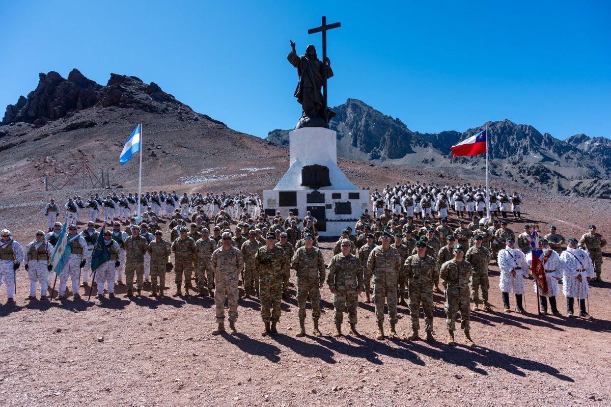 Los ejércitos de Argentina y Chile se unieron en una expedición para subir el Aconcagua