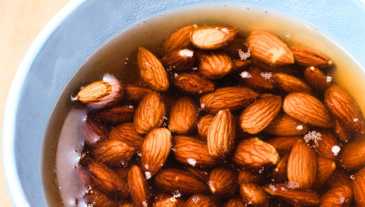 Las almendras deben ser reposadas en agua antes de ser consumidas