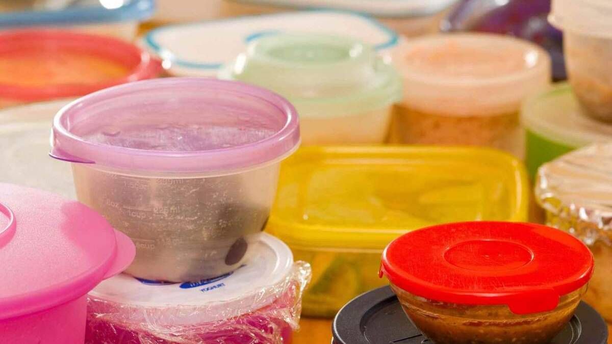 Elimina para siempre el mal olor impregnado en los envases plásticos con estos trucos caseros