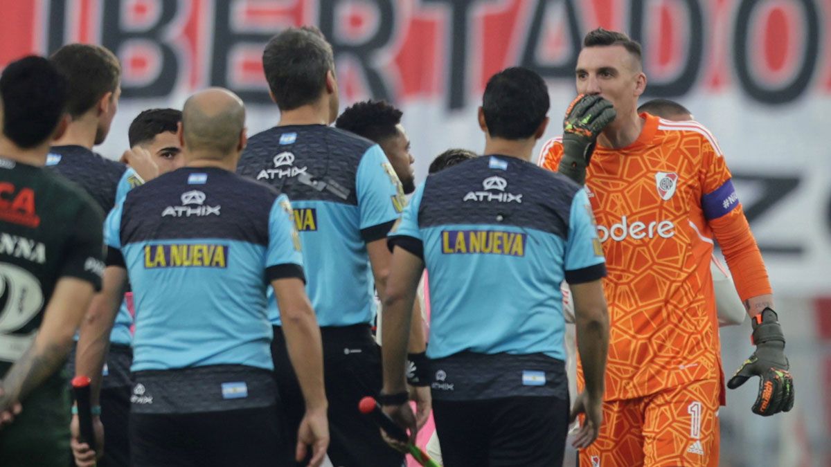 El partido suspendido por la muerta de un hincha de River, comenzó a jugarse el sábado 3 de junio.