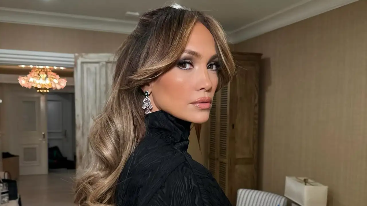 Jennifer Lopez se ha animado al corte de cabello mariposa. Jennifer Lopez se ha animado al corte de cabello mariposa.