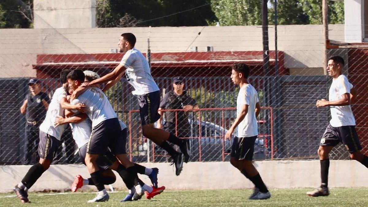Argentino de Alvear le ganó a Pacífico y se clasificó a los cuartos de final del Regional Amateur. Argentino de Alvear le ganó a Pacífico y se clasificó a los cuartos de final del Regional Amateur.