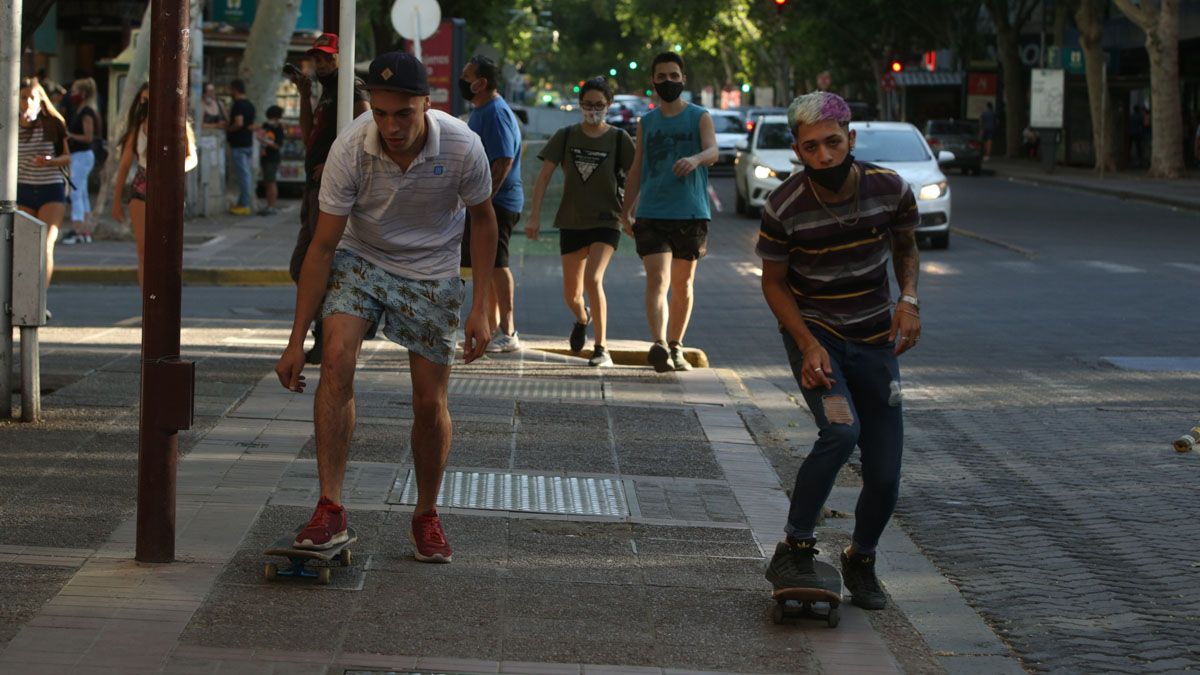 Las avenidas que bajan hacia el centro de la Ciudad son las preferidas de los skaters para asustar gente