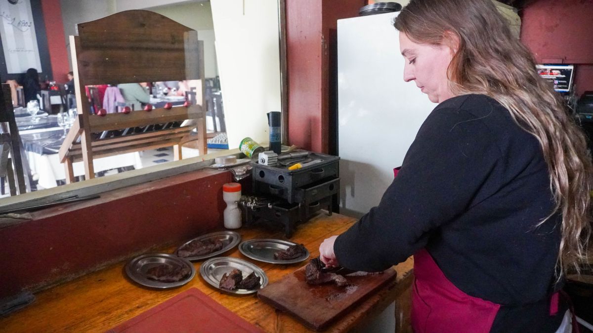 En su negocio, Los Leños, de General Alvear, emprendimiento que inició con su fallecido esposo Mauricio.