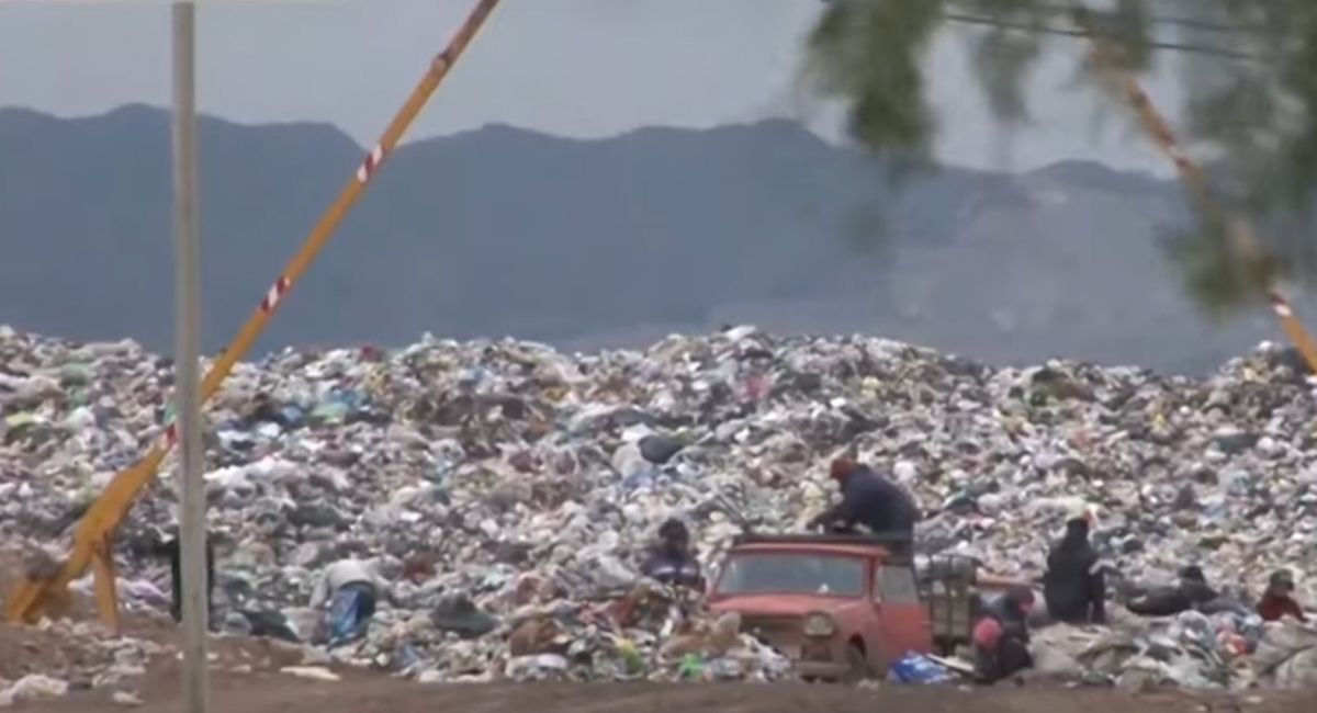 La legislación regula la gestión de residuos de origen domiciliario, comercial, institucional, de poda, construcción y demolición, entre otros. La legislación regula la gestión de residuos de origen domiciliario, comercial, institucional, de poda, construcción y demolición, entre otros.