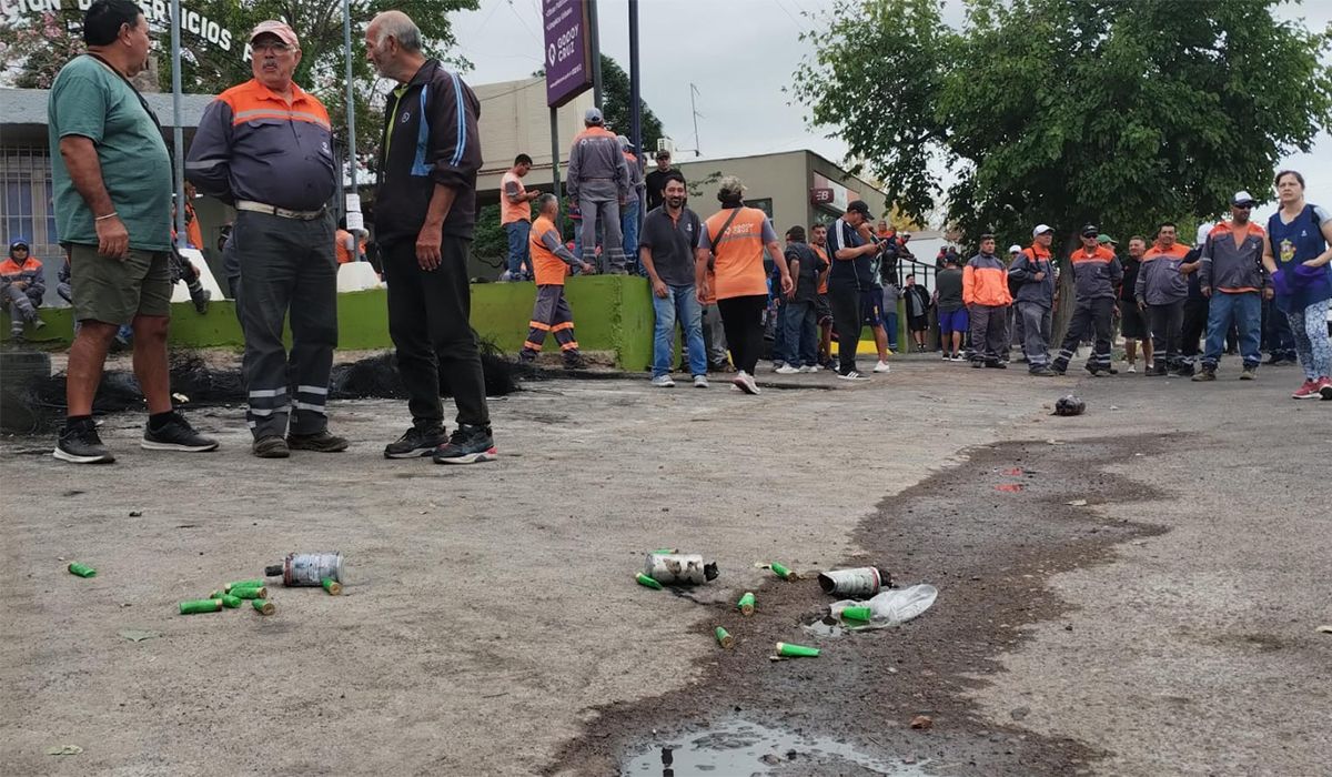 Los efectos del enfrentamiento de la Policía con los empleados municipales de Godoy Cruz. Los efectos del enfrentamiento de la Policía con los empleados municipales de Godoy Cruz.