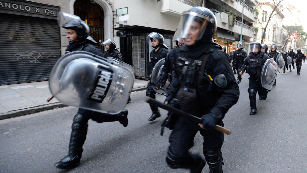 La Policía de Ciudad de Buenos Aires y manifestantes que apoyan a la vicepresidenta se enfrentaron frente a la casa de esta en el barrio de La Recoleta.