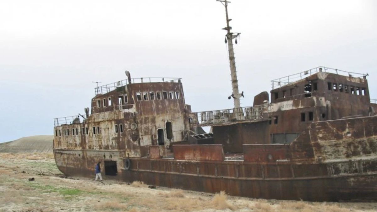 Barco pesquero abandonado en el Mar de Aral. (Foto: Staecker) Barco pesquero abandonado en el Mar de Aral. (Foto: Staecker)