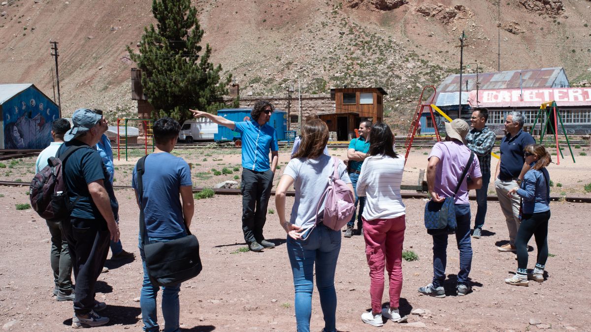 Autoridades provinciales, empresarios y representantes de distintas entidades recorrieron la histórica villa montañesa de Puente del Inca.