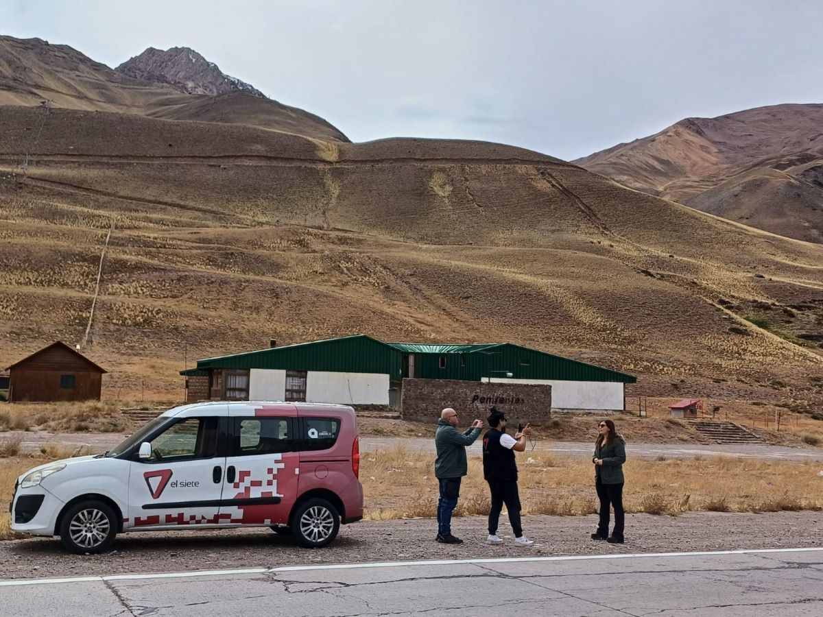 El trabajo de campo, sobre la Ruta 7. Aquí, en Penitentes El trabajo de campo, sobre la Ruta 7. Aquí, en Penitentes