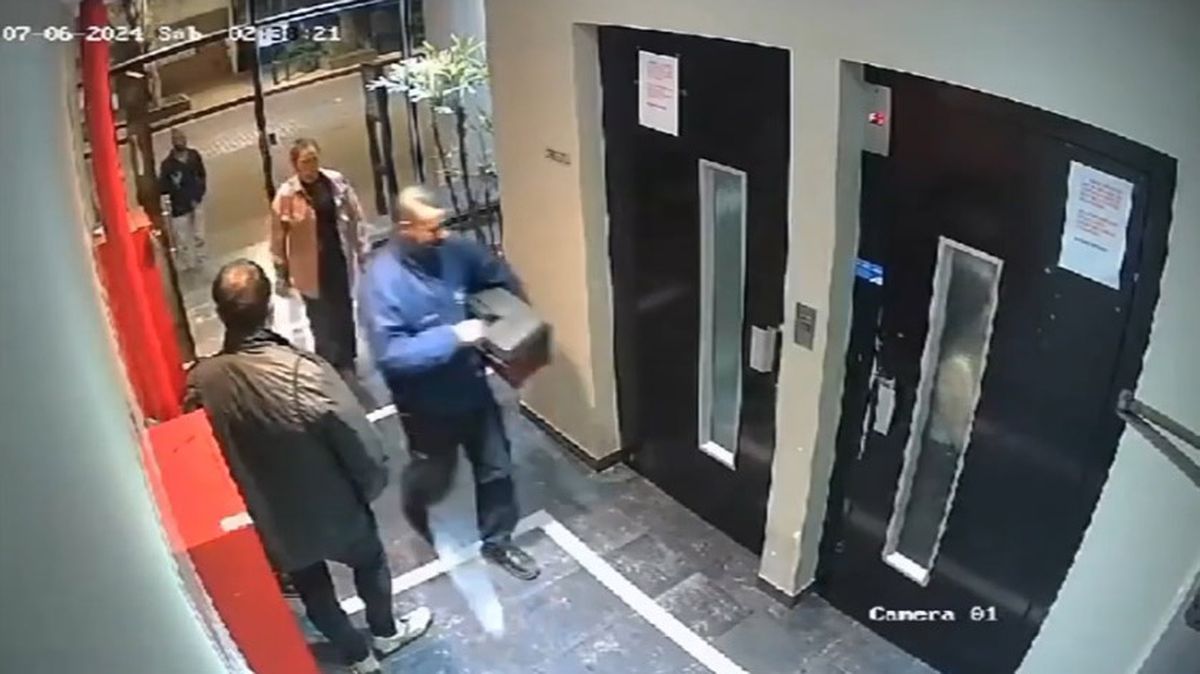 El técnico logró rescatar a los 10 jóvenes que quedaron atrapados en un ascensor que tenía capacidad para cuatro personas El técnico logró rescatar a los 10 jóvenes que quedaron atrapados en un ascensor que tenía capacidad para cuatro personas 