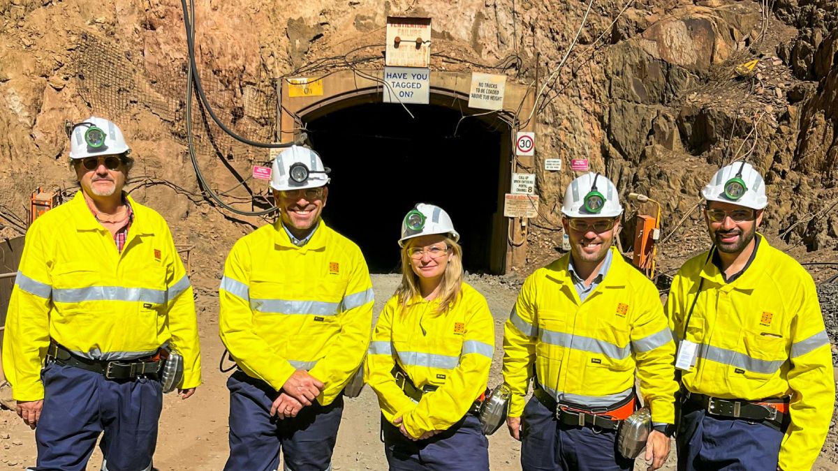Hebe Casado y Jerónimo Shantal (a la derecha) durante su recorrida por una de las mineras más relevantes a nivel mundial.