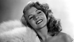 Descubre a qué doloroso método se sometía Rita Hayworth para cambiar sus rasgos