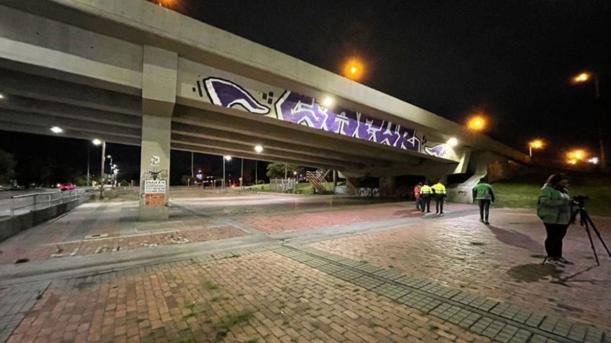 Madre abandónica: dejó a sus tres hijos, de 9,10 y 15 años, en un hotel y la encontraron debajo de un puente Madre abandónica: dejó a sus tres hijos, de 9,10 y 15 años, en un hotel y la encontraron debajo de un puente