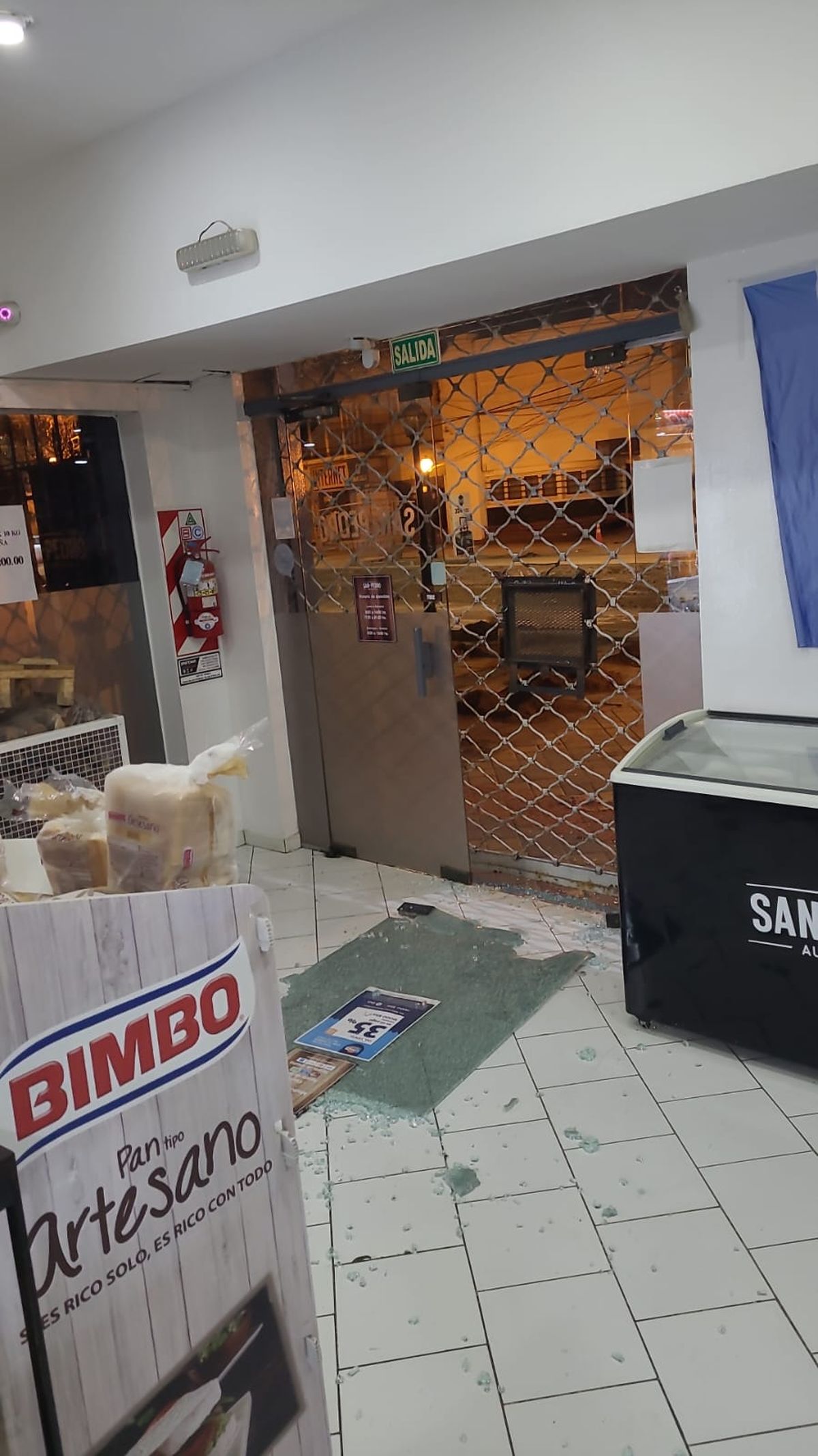 Los ladrones robaron botellas de fernet, vino y whisky. Los ladrones robaron botellas de fernet, vino y whisky.