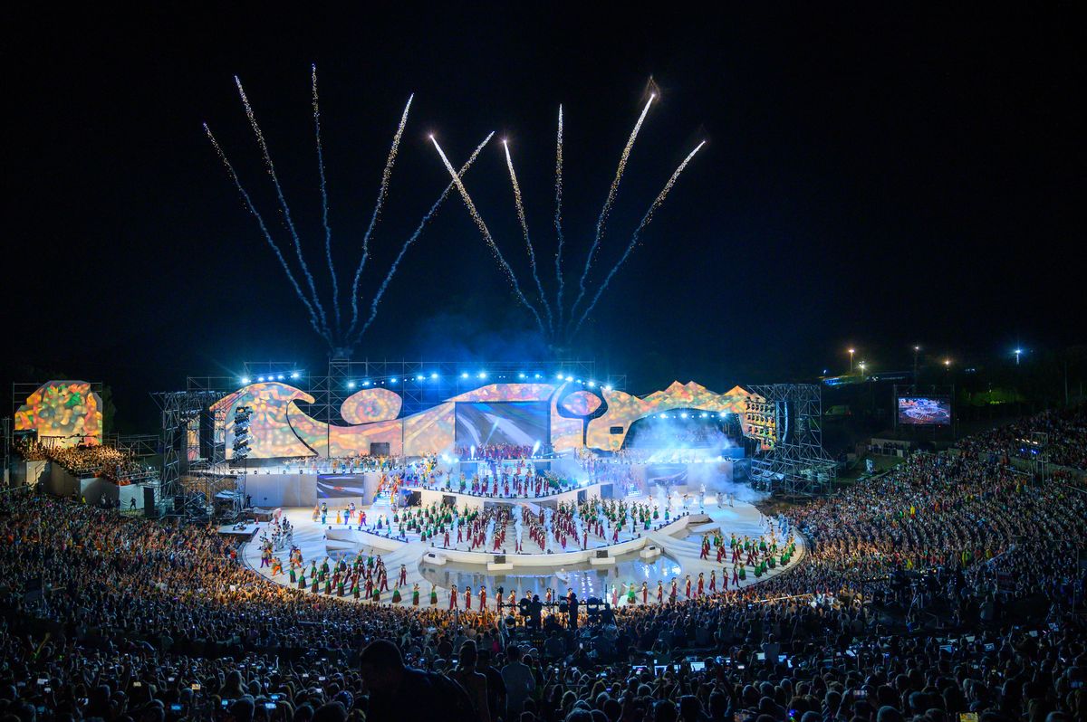 La Fiesta Nacional de la Vendimia es un espectáculo único en su tipo que amalgama danza, música, actuación y demás expresiones artísticas en vivo, en un escenario también único como es el Teatro Griego Frank Romero Day. La Fiesta Nacional de la Vendimia es un espectáculo único en su tipo que amalgama danza, música, actuación y demás expresiones artísticas en vivo, en un escenario también único como es el Teatro Griego Frank Romero Day.