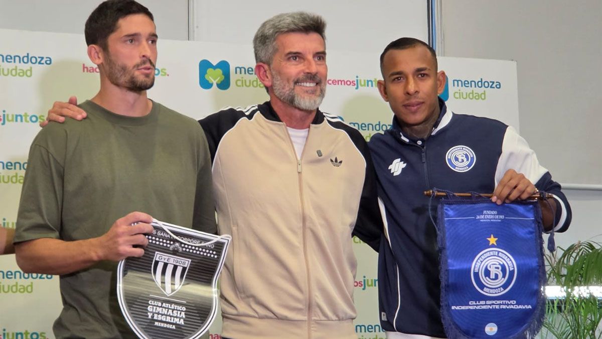 Federico Chiapetta habló de la importancia para el gobierno, tanto provincial como de la Ciudad de Mendoza (aquí el intendente Ulpiano Suárez con los capitanes) respecto al clásico mendocino que por primera vez se jugará en la máxima categoría del fútbol argentino. Federico Chiapetta habló de la importancia para el gobierno, tanto provincial como de la Ciudad de Mendoza (aquí el intendente Ulpiano Suárez con los capitanes) respecto al clásico mendocino que por primera vez se jugará en la máxima categoría del fútbol argentino.