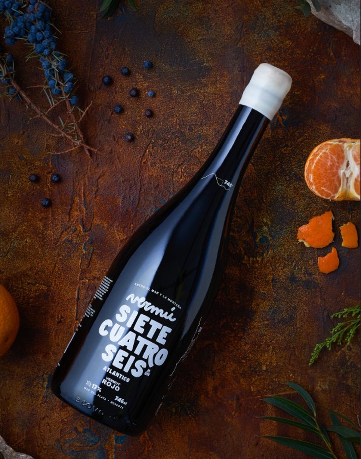 Detrás de 746 se encuentran Bodegas López, Lui Wines y Restinga. Detrás de 746 se encuentran Bodegas López, Lui Wines y Restinga.