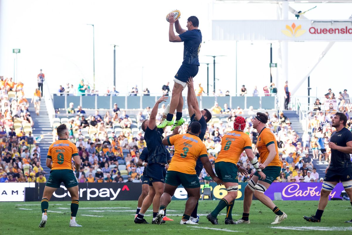 González fue clave como siempre en el juego aéreo.