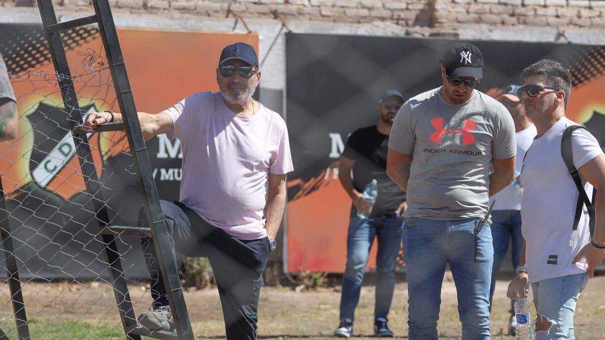Daniel Vila estuvo presente en la cancha del Deportivo Maipú. Foto: Cristian Lozano (Diario UNO). Daniel Vila estuvo presente en la cancha del Deportivo Maipú. Foto: Cristian Lozano (Diario UNO).