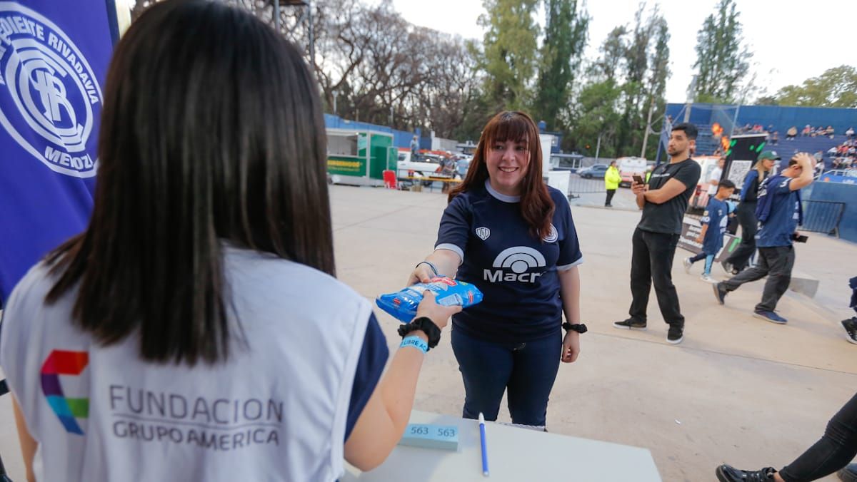 Durante todo el a&ntilde;o Fundaci&oacute;n Grupo Am&eacute;rica y CSIR recaudaron alimentos no perecederos en tres puntos instalados en cada partido que la Lepra jug&oacute; de local. A cambio, los hinchas solidarios participaban por el sorteo de una camiseta oficial del plantel.