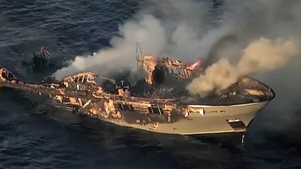 La Guardia Costera de Italia captó al yate incendiado hundiéndose.