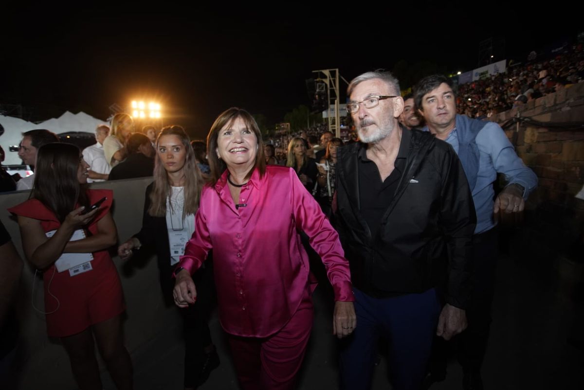 El momento en que arriba la titular del PRO, Patricia Bullrich, para presenciar el espectáculo del Acto Central.