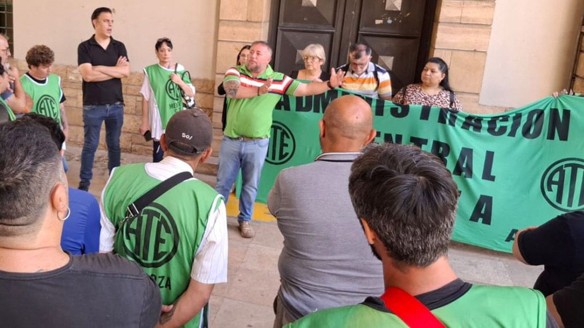 Roberto Macho encabezó la movilización de ATE en Casa de Gobierno.