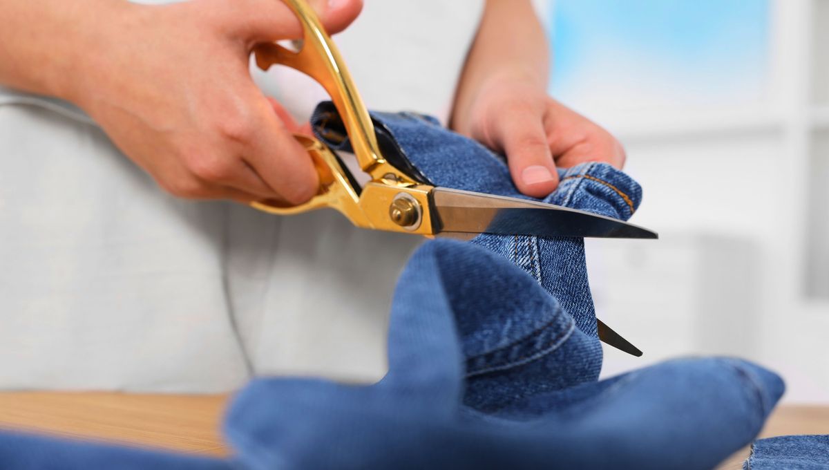 Si los jeans están muy gastados y sucios, puedes utilizarlos como trapo de limpieza o para hacer bolsas de compras.  Si los jeans están muy gastados y sucios, puedes utilizarlos como trapo de limpieza o para hacer bolsas de compras. 