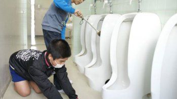 Los estudiantes en Japón tienen que limpiar los baños