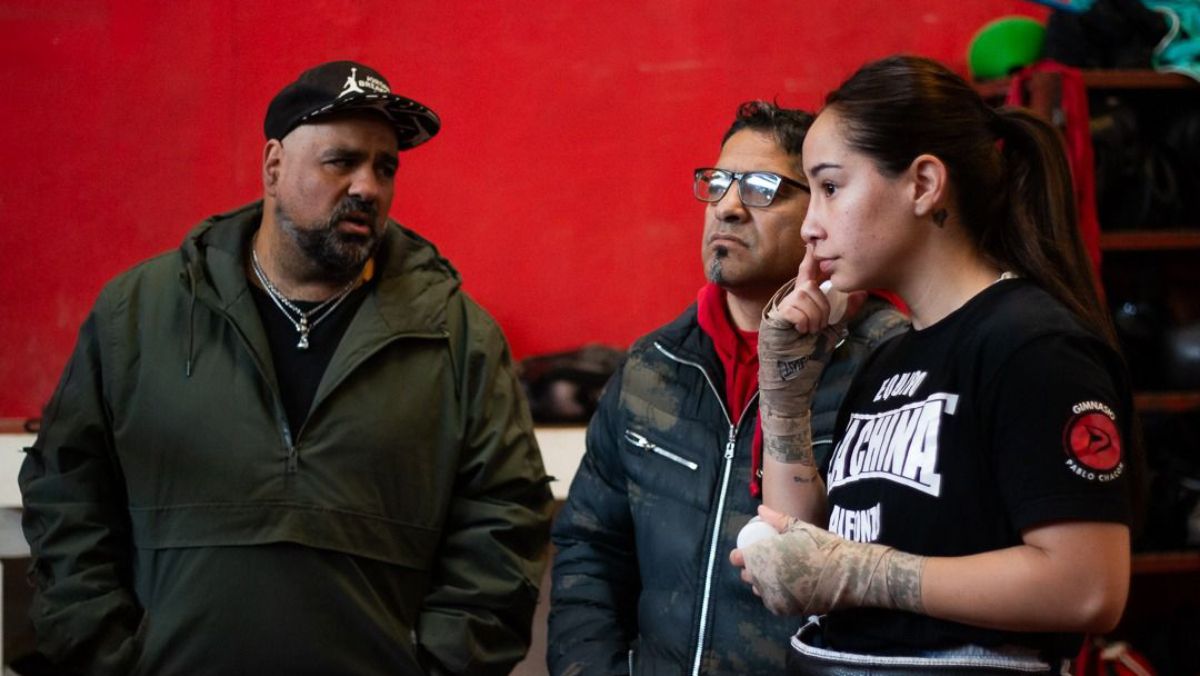 Brisa Alfonzo y su entrenador Pablo Chacón, acompañado de su segundo Armando Andrada, preparan la pelea por el título argentino superpluma del 29 de agosto.