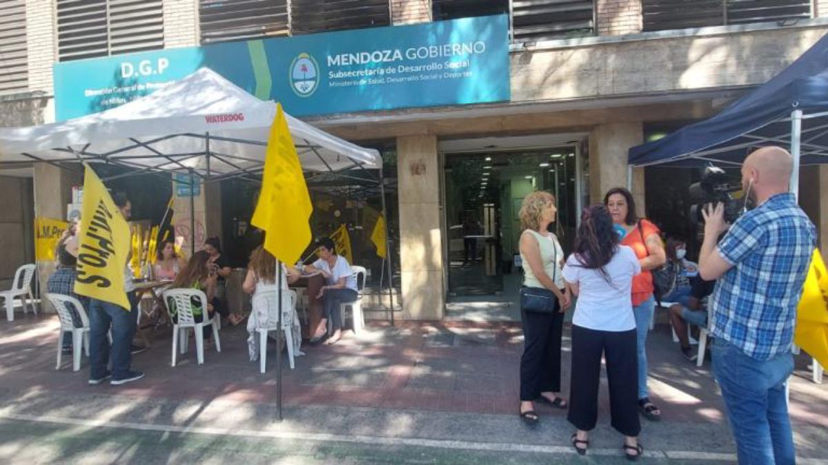 Este jueves AMPROS realizó una protesta y buscó visibilizar sus quejas sobre las falencias de la DGP, atendiendo en la puerta del edificio ubicado en calle Belgrano de Mendoza. Allí Claudia Iturbe atendió a la prensa.