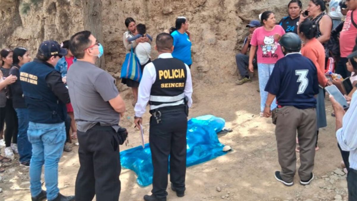 Varios niños jugaban a la pelota en un predio y uno de ellos murió aplastado al derrumbarse la pared de una construcción precaria. Varios niños jugaban a la pelota en un predio y uno de ellos murió aplastado al derrumbarse la pared de una construcción precaria.