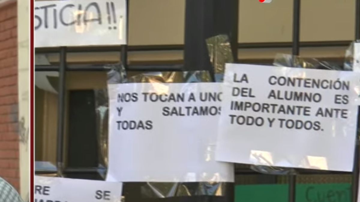 A modo de protesta, los padres se reunieron en la puerta de la escuela y pusieron carteles, acusando e abuso a menores al profesor de educación física. &nbsp;