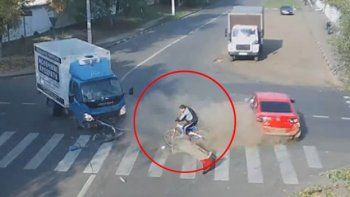 Milagroso: un ciclista escapa de la muerte en inesperado accidente