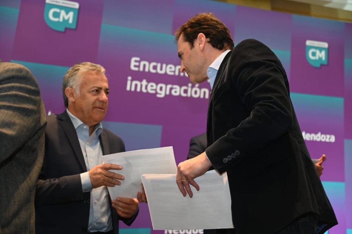 Mauricio Badaloni, del Comité Ejecutivo de la UIA, le entrega a Alfredo Cornejo el documento con las políticas que el sector industrial propone desarrollar en la región, con el respaldo de los 4 gobernadores de Cuyo y Neuquén.