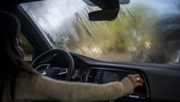 Truco infalible para que el vidrio del auto no se empañe por la lluvia