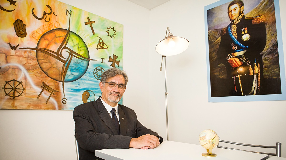 Diego Miconi en la sede de la Gran Logia Autónoma de la Argentina. Descolla el cuadro de otro referente de la masonería: José de San Martín.