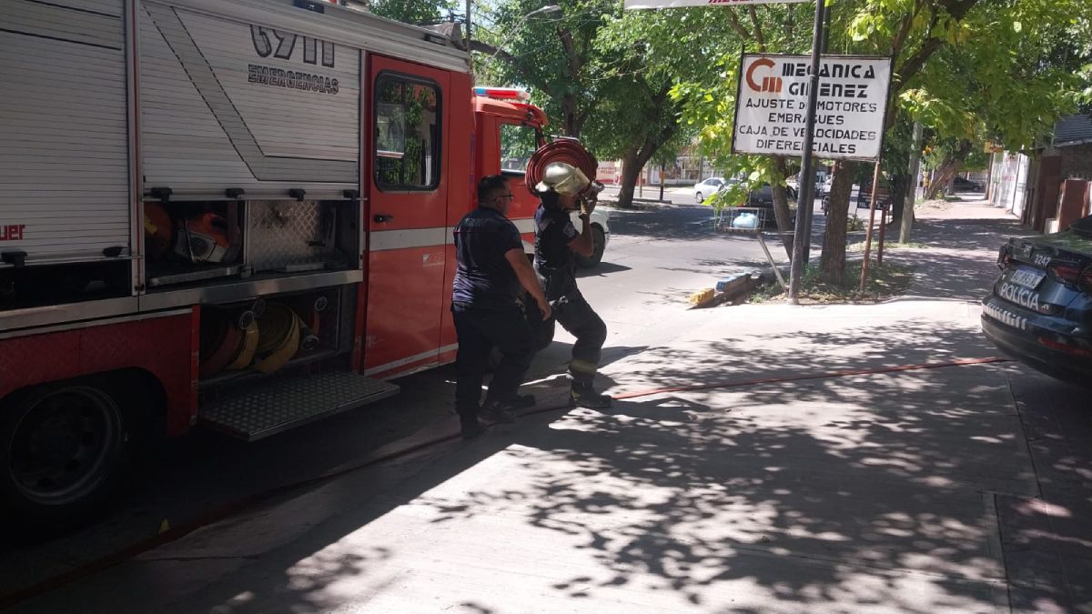 Bomberos del Cuartel Central llegaron para sofocar el incendio en Guaymallén.&nbsp;
