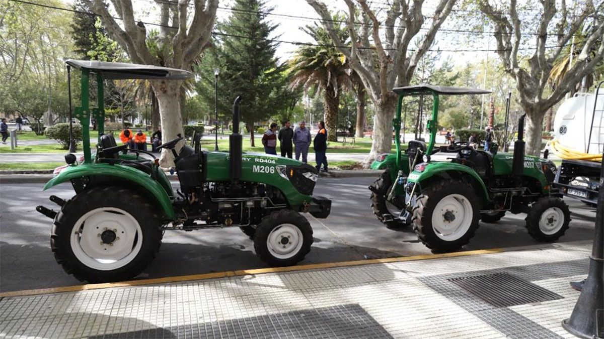 Los dos tractores multiuso que se sumarán a la Dirección de Espacios Verdes de San Rafael.
