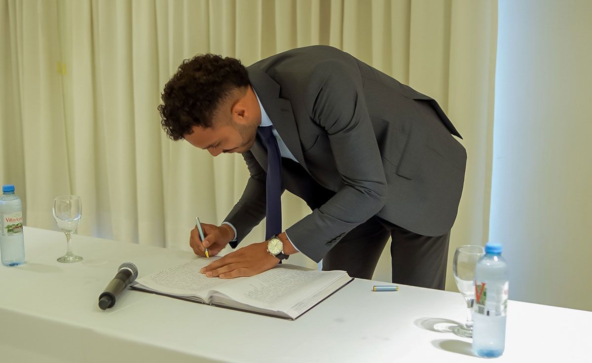 Emiliano Tejada Montivero, con tan solo 29 años, asumió como Secretario General de UTHGRA Seccional Mendoza, convirtiéndose en el dirigente sindical más joven del país en liderar un sindicato. Emiliano Tejada Montivero, con tan solo 29 años, asumió como Secretario General de UTHGRA Seccional Mendoza, convirtiéndose en el dirigente sindical más joven del país en liderar un sindicato.