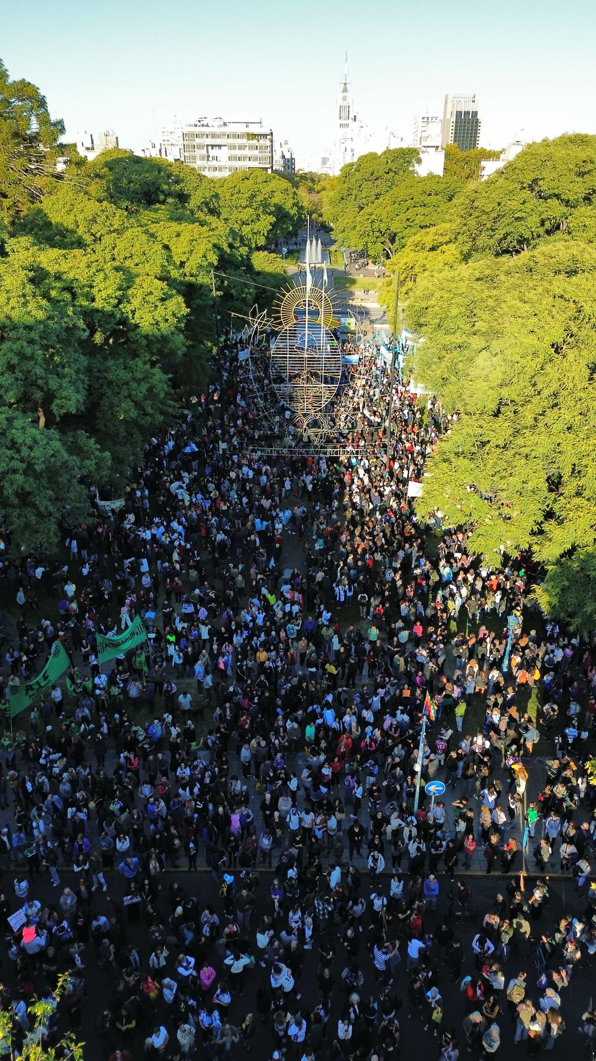 La imagen aérea que mostró la gran multitud que participó de la marcha por la educación pública convocada por la UNCuyo en Mendoza.